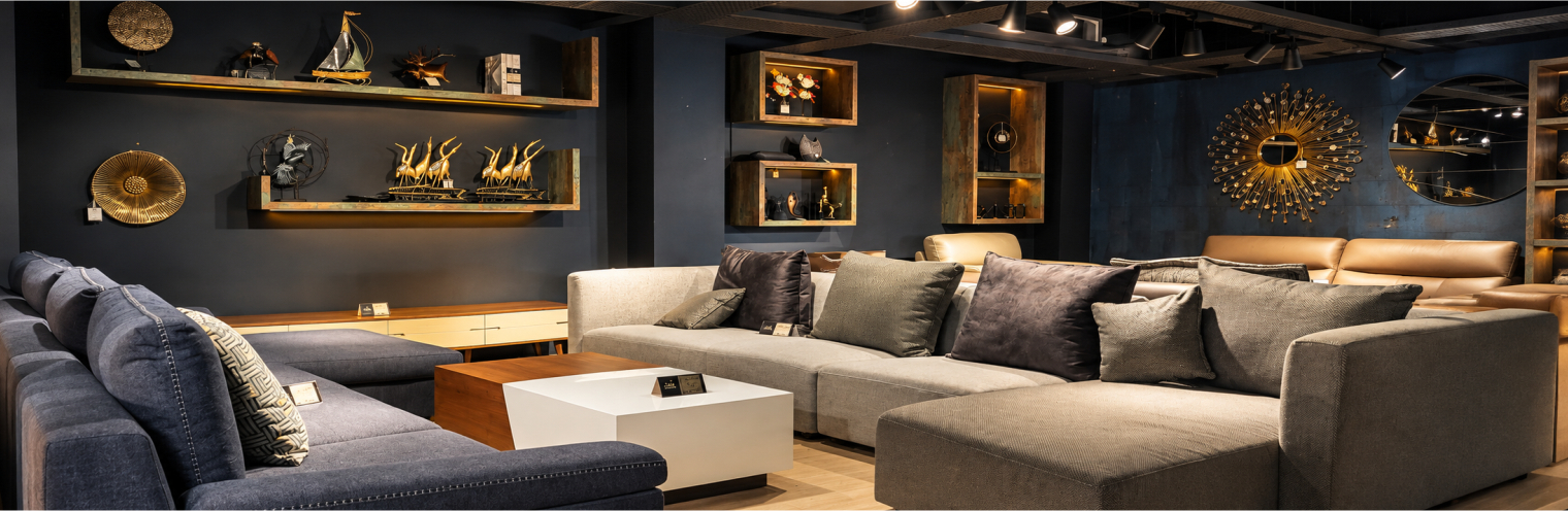 Living room with a pendant lamp and slatted wood wall